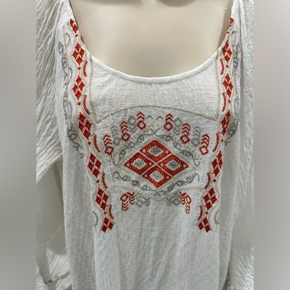Simi Sue white geometric embroidered 3/4 bell sleeve top - Picture 3 of 6